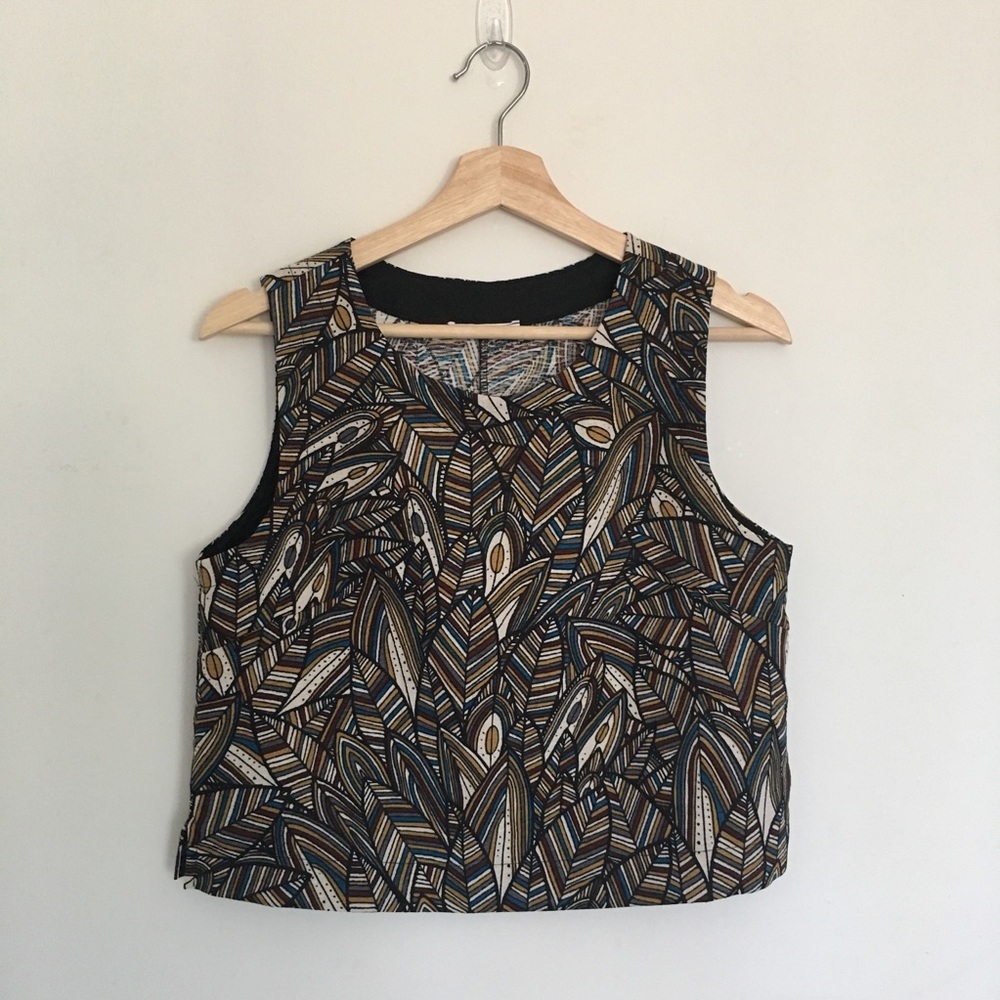Sleeveless tribal crop top | M